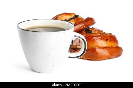 Deliziosi pasticcini e caffè su sfondo bianco Foto Stock
