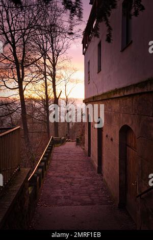 Uno scatto verticale del ponte di Bastei nel Parco Nazionale della Svizzera Sassone sotto il colorato susnet Foto Stock