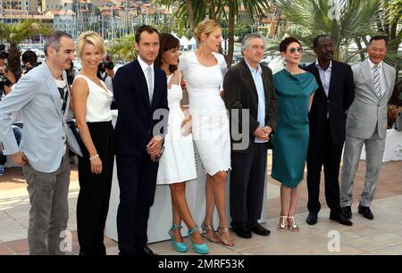 Olivier Assayas, Linn Ullmann, Jude Law, Martina Gusman, Uma Thurman, Robert de Niro, Nansun Shi, Mahamat Saleh Haroun e Johnnie alla fotocellula per 'la Giuria' durante il Festival di Cannes 64th. Cannes, Francia. 5/11/11. Foto Stock