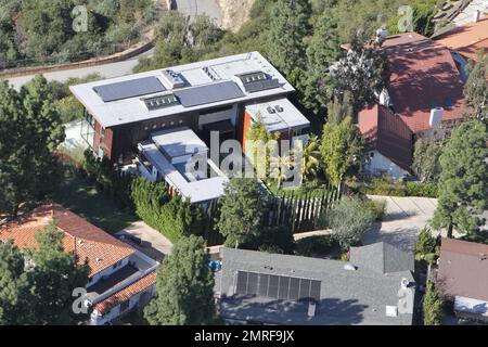 ESCLUSIVO!! Secondo i rapporti, il cantante Justin Bieber, che recentemente ha girato 18 anni di età, ha comprato appena questo palazzo ultra moderno da $10 milioni di dollari che si affaccia sul lago Hollywood. La casa vanta 5 camere da letto, 8 bagni e si trova su un soppalco di mezzo ettaro. Dispone inoltre di ponti con pavimento in vetro, finestre da pavimento a soffitto con una suggestiva camera a sbalzo e balcone che aprono la casa con vista sul serbatoio. Cucina gourmet all'avanguardia, cinema privato, area bar, palestra, sala massaggi e piscina a sfioro. La master suite vanta una magnifica vista e una vasca idromassaggio. La casa era una volta Foto Stock