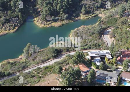 ESCLUSIVO!! Secondo i rapporti, il cantante Justin Bieber, che recentemente ha girato 18 anni di età, ha comprato appena questo palazzo ultra moderno da $10 milioni di dollari che si affaccia sul lago Hollywood. La casa vanta 5 camere da letto, 8 bagni e si trova su un soppalco di mezzo ettaro. Dispone inoltre di ponti con pavimento in vetro, finestre da pavimento a soffitto con una suggestiva camera a sbalzo e balcone che aprono la casa con vista sul serbatoio. Cucina gourmet all'avanguardia, cinema privato, area bar, palestra, sala massaggi e piscina a sfioro. La master suite vanta una magnifica vista e una vasca idromassaggio. La casa era una volta Foto Stock