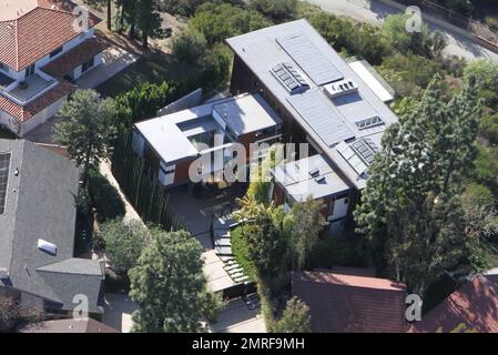 ESCLUSIVO!! Secondo i rapporti, il cantante Justin Bieber, che recentemente ha girato 18 anni di età, ha comprato appena questo palazzo ultra moderno da $10 milioni di dollari che si affaccia sul lago Hollywood. La casa vanta 5 camere da letto, 8 bagni e si trova su un soppalco di mezzo ettaro. Dispone inoltre di ponti con pavimento in vetro, finestre da pavimento a soffitto con una suggestiva camera a sbalzo e balcone che aprono la casa con vista sul serbatoio. Cucina gourmet all'avanguardia, cinema privato, area bar, palestra, sala massaggi e piscina a sfioro. La master suite vanta una magnifica vista e una vasca idromassaggio. La casa era una volta Foto Stock