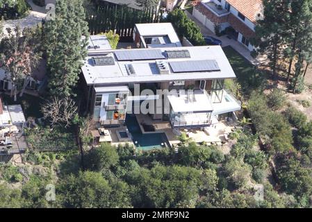 ESCLUSIVO!! Secondo i rapporti, il cantante Justin Bieber, che recentemente ha girato 18 anni di età, ha comprato appena questo palazzo ultra moderno da $10 milioni di dollari che si affaccia sul lago Hollywood. La casa vanta 5 camere da letto, 8 bagni e si trova su un soppalco di mezzo ettaro. Dispone inoltre di ponti con pavimento in vetro, finestre da pavimento a soffitto con una suggestiva camera a sbalzo e balcone che aprono la casa con vista sul serbatoio. Cucina gourmet all'avanguardia, cinema privato, area bar, palestra, sala massaggi e piscina a sfioro. La master suite vanta una magnifica vista e una vasca idromassaggio. La casa era una volta Foto Stock