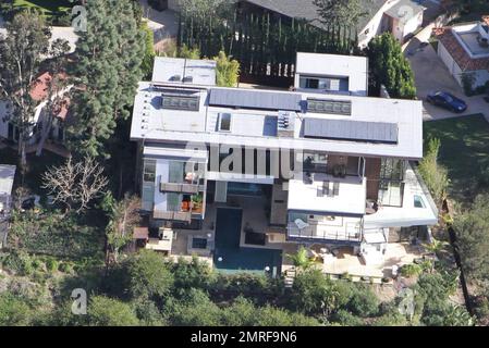 ESCLUSIVO!! Secondo i rapporti, il cantante Justin Bieber, che recentemente ha girato 18 anni di età, ha comprato appena questo palazzo ultra moderno da $10 milioni di dollari che si affaccia sul lago Hollywood. La casa vanta 5 camere da letto, 8 bagni e si trova su un soppalco di mezzo ettaro. Dispone inoltre di ponti con pavimento in vetro, finestre da pavimento a soffitto con una suggestiva camera a sbalzo e balcone che aprono la casa con vista sul serbatoio. Cucina gourmet all'avanguardia, cinema privato, area bar, palestra, sala massaggi e piscina a sfioro. La master suite vanta una magnifica vista e una vasca idromassaggio. La casa era una volta Foto Stock