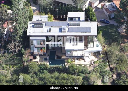 ESCLUSIVO!! Secondo i rapporti, il cantante Justin Bieber, che recentemente ha girato 18 anni di età, ha comprato appena questo palazzo ultra moderno da $10 milioni di dollari che si affaccia sul lago Hollywood. La casa vanta 5 camere da letto, 8 bagni e si trova su un soppalco di mezzo ettaro. Dispone inoltre di ponti con pavimento in vetro, finestre da pavimento a soffitto con una suggestiva camera a sbalzo e balcone che aprono la casa con vista sul serbatoio. Cucina gourmet all'avanguardia, cinema privato, area bar, palestra, sala massaggi e piscina a sfioro. La master suite vanta una magnifica vista e una vasca idromassaggio. La casa era una volta Foto Stock