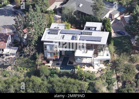 ESCLUSIVO!! Secondo i rapporti, il cantante Justin Bieber, che recentemente ha girato 18 anni di età, ha comprato appena questo palazzo ultra moderno da $10 milioni di dollari che si affaccia sul lago Hollywood. La casa vanta 5 camere da letto, 8 bagni e si trova su un soppalco di mezzo ettaro. Dispone inoltre di ponti con pavimento in vetro, finestre da pavimento a soffitto con una suggestiva camera a sbalzo e balcone che aprono la casa con vista sul serbatoio. Cucina gourmet all'avanguardia, cinema privato, area bar, palestra, sala massaggi e piscina a sfioro. La master suite vanta una magnifica vista e una vasca idromassaggio. La casa era una volta Foto Stock