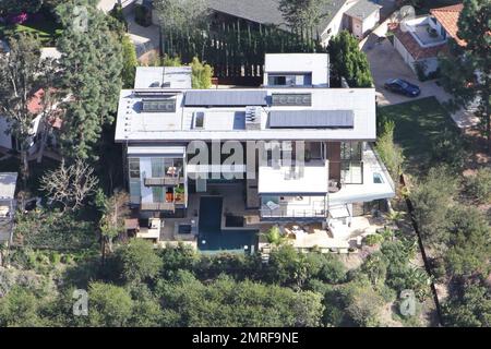 ESCLUSIVO!! Secondo i rapporti, il cantante Justin Bieber, che recentemente ha girato 18 anni di età, ha comprato appena questo palazzo ultra moderno da $10 milioni di dollari che si affaccia sul lago Hollywood. La casa vanta 5 camere da letto, 8 bagni e si trova su un soppalco di mezzo ettaro. Dispone inoltre di ponti con pavimento in vetro, finestre da pavimento a soffitto con una suggestiva camera a sbalzo e balcone che aprono la casa con vista sul serbatoio. Cucina gourmet all'avanguardia, cinema privato, area bar, palestra, sala massaggi e piscina a sfioro. La master suite vanta una magnifica vista e una vasca idromassaggio. La casa era una volta Foto Stock