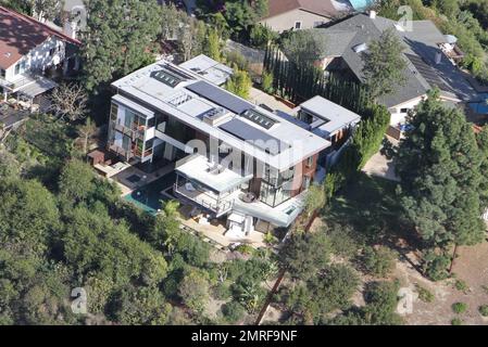 ESCLUSIVO!! Secondo i rapporti, il cantante Justin Bieber, che recentemente ha girato 18 anni di età, ha comprato appena questo palazzo ultra moderno da $10 milioni di dollari che si affaccia sul lago Hollywood. La casa vanta 5 camere da letto, 8 bagni e si trova su un soppalco di mezzo ettaro. Dispone inoltre di ponti con pavimento in vetro, finestre da pavimento a soffitto con una suggestiva camera a sbalzo e balcone che aprono la casa con vista sul serbatoio. Cucina gourmet all'avanguardia, cinema privato, area bar, palestra, sala massaggi e piscina a sfioro. La master suite vanta una magnifica vista e una vasca idromassaggio. La casa era una volta Foto Stock