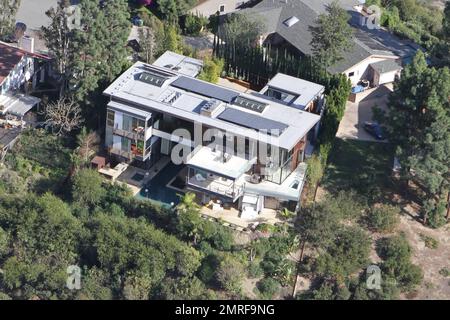 ESCLUSIVO!! Secondo i rapporti, il cantante Justin Bieber, che recentemente ha girato 18 anni di età, ha comprato appena questo palazzo ultra moderno da $10 milioni di dollari che si affaccia sul lago Hollywood. La casa vanta 5 camere da letto, 8 bagni e si trova su un soppalco di mezzo ettaro. Dispone inoltre di ponti con pavimento in vetro, finestre da pavimento a soffitto con una suggestiva camera a sbalzo e balcone che aprono la casa con vista sul serbatoio. Cucina gourmet all'avanguardia, cinema privato, area bar, palestra, sala massaggi e piscina a sfioro. La master suite vanta una magnifica vista e una vasca idromassaggio. La casa era una volta Foto Stock