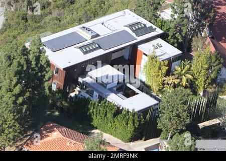 ESCLUSIVO!! Secondo i rapporti, il cantante Justin Bieber, che recentemente ha girato 18 anni di età, ha comprato appena questo palazzo ultra moderno da $10 milioni di dollari che si affaccia sul lago Hollywood. La casa vanta 5 camere da letto, 8 bagni e si trova su un soppalco di mezzo ettaro. Dispone inoltre di ponti con pavimento in vetro, finestre da pavimento a soffitto con una suggestiva camera a sbalzo e balcone che aprono la casa con vista sul serbatoio. Cucina gourmet all'avanguardia, cinema privato, area bar, palestra, sala massaggi e piscina a sfioro. La master suite vanta una magnifica vista e una vasca idromassaggio. La casa era una volta Foto Stock