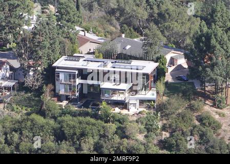 ESCLUSIVO!! Secondo i rapporti, il cantante Justin Bieber, che recentemente ha girato 18 anni di età, ha comprato appena questo palazzo ultra moderno da $10 milioni di dollari che si affaccia sul lago Hollywood. La casa vanta 5 camere da letto, 8 bagni e si trova su un soppalco di mezzo ettaro. Dispone inoltre di ponti con pavimento in vetro, finestre da pavimento a soffitto con una suggestiva camera a sbalzo e balcone che aprono la casa con vista sul serbatoio. Cucina gourmet all'avanguardia, cinema privato, area bar, palestra, sala massaggi e piscina a sfioro. La master suite vanta una magnifica vista e una vasca idromassaggio. La casa era una volta Foto Stock