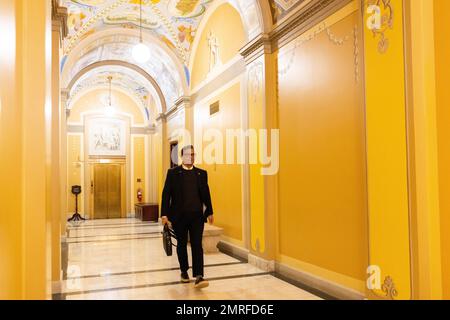 Washington, Stato di Vereinigte. 31st Jan, 2023. Il rappresentante degli Stati Uniti George Santos (repubblicano di New York) lascia il Campidoglio a Washington, DC, martedì 31 gennaio 2023. Credit: Julia Nikhinson/CNP/dpa/Alamy Live News Foto Stock