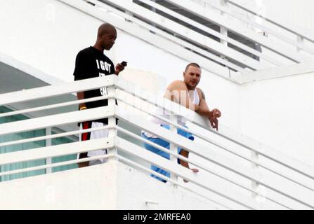 ESCLUSIVO!! Il ballerino americano, rapper, modella di moda e l'attore Kevin Federline sembra che sia snellito un po' mentre mostra diversi abiti mentre si appende sul suo balcone con la fidanzata Victoria Prince e alcuni amici dopo una tarda notte in un club di South Beach. Miami Beach, Florida 08/23/2010 Foto Stock