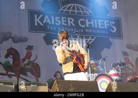 I Kaiser Chiefs si esibiscono dal vivo al 40th° Festival annuale di Glastonbury a Glastonbury, Regno Unito. 6/25/11. Foto Stock