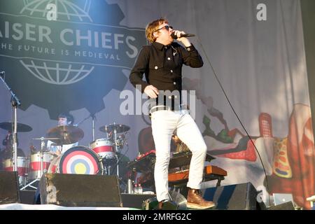 I Kaiser Chiefs si esibiscono dal vivo al 40th° Festival annuale di Glastonbury a Glastonbury, Regno Unito. 6/25/11. Foto Stock