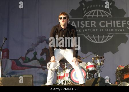 I Kaiser Chiefs si esibiscono dal vivo al 40th° Festival annuale di Glastonbury a Glastonbury, Regno Unito. 6/25/11. Foto Stock