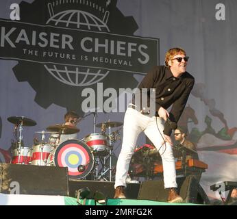 I Kaiser Chiefs si esibiscono dal vivo al 40th° Festival annuale di Glastonbury a Glastonbury, Regno Unito. 6/25/11. Foto Stock