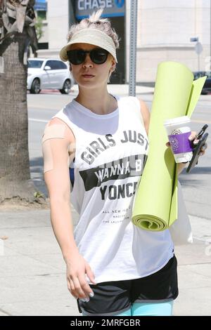 Kaley Cuoco partecipa a lezioni di yoga. Los Angeles, California. 11th maggio 2015. Foto Stock