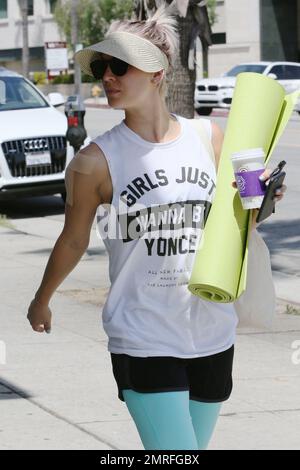 Kaley Cuoco partecipa a lezioni di yoga. Los Angeles, California. 11th maggio 2015. Foto Stock