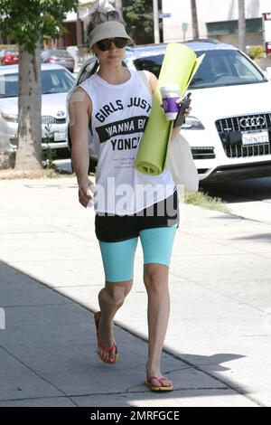 Kaley Cuoco partecipa a lezioni di yoga. Los Angeles, California. 11th maggio 2015. Foto Stock