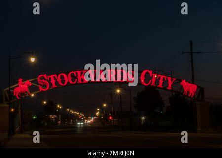 L'iconico cartello rosso neon Stockyards City vintage a Oklahoma City, Oklahoma, fotografato di notte. Foto Stock