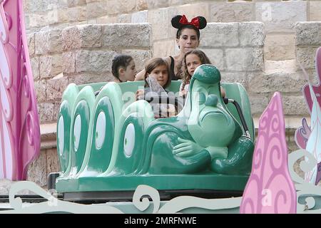 Kourtney Kardashian celebra il compleanno di sua figlia a Disneyland con Kim Kardashian, Kris Jenner e tutti i bambini. Los Angeles, California. 8th luglio 2015. Foto Stock