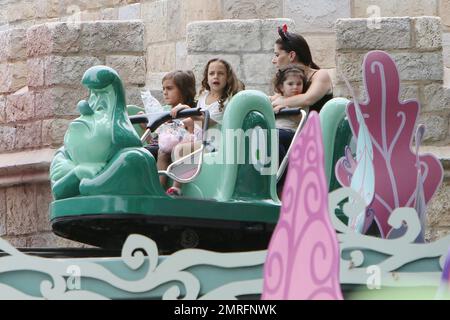 Kourtney Kardashian celebra il compleanno di sua figlia a Disneyland con Kim Kardashian, Kris Jenner e tutti i bambini. Los Angeles, California. 8th luglio 2015. Foto Stock