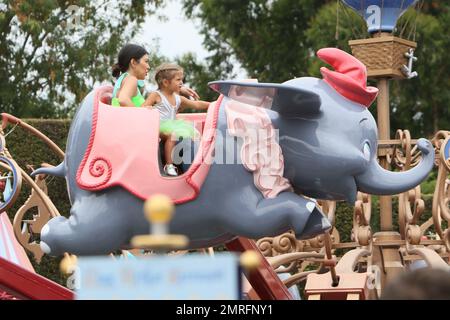 Kourtney Kardashian celebra il compleanno di sua figlia a Disneyland con Kim Kardashian, Kris Jenner e tutti i bambini. Los Angeles, California. 8th luglio 2015. Foto Stock