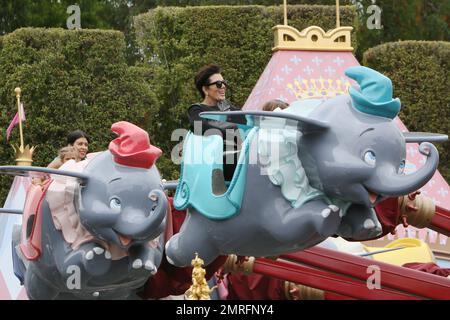 Kourtney Kardashian celebra il compleanno di sua figlia a Disneyland con Kim Kardashian, Kris Jenner e tutti i bambini. Los Angeles, California. 8th luglio 2015. Foto Stock