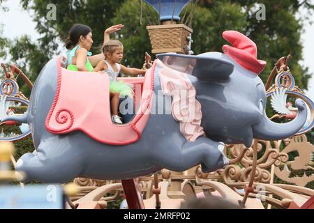 Kourtney Kardashian celebra il compleanno di sua figlia a Disneyland con Kim Kardashian, Kris Jenner e tutti i bambini. Los Angeles, California. 8th luglio 2015. Foto Stock