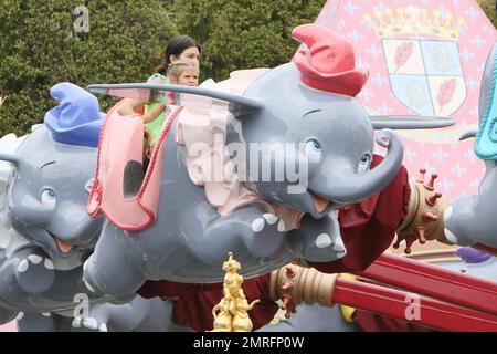 Kourtney Kardashian celebra il compleanno di sua figlia a Disneyland con Kim Kardashian, Kris Jenner e tutti i bambini. Los Angeles, California. 8th luglio 2015. Foto Stock