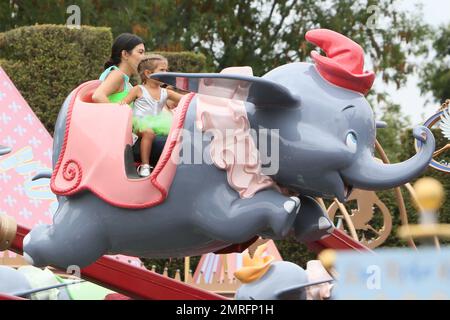 Kourtney Kardashian celebra il compleanno di sua figlia a Disneyland con Kim Kardashian, Kris Jenner e tutti i bambini. Los Angeles, California. 8th luglio 2015. Foto Stock