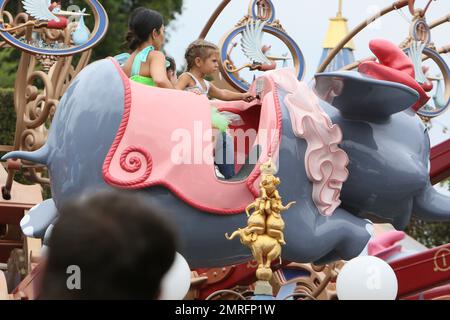 Kourtney Kardashian celebra il compleanno di sua figlia a Disneyland con Kim Kardashian, Kris Jenner e tutti i bambini. Los Angeles, California. 8th luglio 2015. Foto Stock