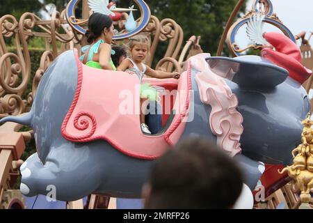 Kourtney Kardashian celebra il compleanno di sua figlia a Disneyland con Kim Kardashian, Kris Jenner e tutti i bambini. Los Angeles, California. 8th luglio 2015. Foto Stock