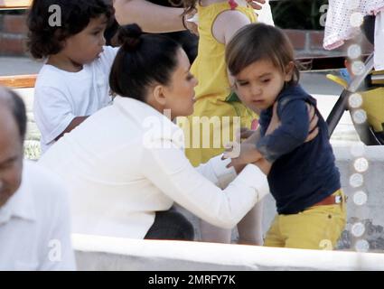 La stella di realtà Kim Kardashian è stata vista fuori al Mart di paese di Malibu con il suo kourtney della sorella Kardashian, che è incinta con il suo secondo bambino ed il suo Mason del figlio. Le sorelle Kardashian si sono prese del tempo per giocare con Mason di 2 anni nell'area giochi. Kim, che è stato recentemente collegato al rapper Kanye West, orecchini sportivi con le iniziali K.W. Malibu, California. 6th maggio 2012. Foto Stock