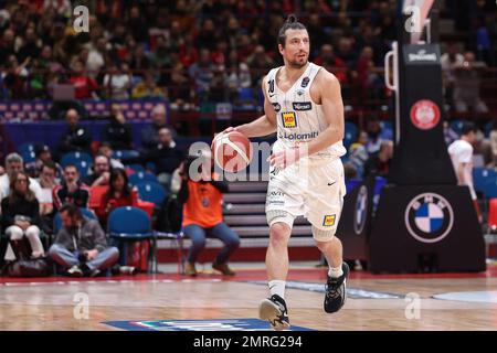 Milano, Italia. 29th Jan, 2023. Italia, Milano, 29 2023 dicembre: Toto Forray (playmaker Trento) sibila nel 2nd° trimestre durante la partita di basket EA7 Emporio Armani Milano vs Dolomiti energia Trentino, LBA 2022-2023 day17 al Mediolanum Forum (Foto di Fabrizio Andrea Bertani/Pacific Press) Credit: Pacific Press Media Production Corp./Alamy Live News Foto Stock