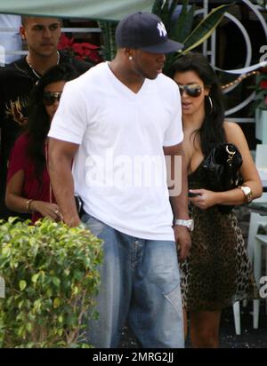 Esclusivo!! Kim Kardashian si trova a Miami Beach il giorno di Capodanno con la sorella kourtney e il ragazzo rumato, la star dei New Orleans Saints Reggie Bush. Miami, Florida. 1/1/08. Foto Stock