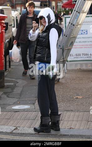 L'attrice Kate Hudson e la fidanzata, l'uomo di fronte 'Muse', Matt Bellamy sono stati visti lavorare alla loro idoneità prendendo uno jogging. Kate indossava una felpa con cappuccio bianca con gilet nero, felpe e stivali neri, mentre Matt indossava un vestito da jogging nero. Kate ha tenuto il suo iPhone in mano e ad un certo punto sembrava scattare una foto dei fotografi. È stato riferito nel febbraio di quest'anno che la stella 'quasi famosa' e la madre di due aveva acquistato una casa a Londra e sta progettando di viverci con Matt sei mesi all'anno. La coppia condivide il figlio di cinque mesi Bingham. Kate è anche madre di un figlio di sette anni Ryder che aveva d Foto Stock