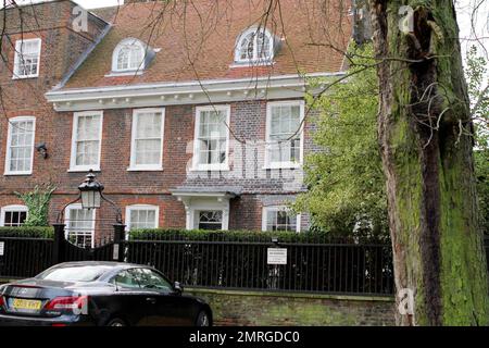 Vista esterna del nuovo edificio in mattoni rossi dell'epoca georgiana di Kate Moss, il top model, situato nell'esclusivo sobborgo di alta classe di Highgate a Londra. Moss, che secondo quanto riferito ha acquistato la proprietà di sette-camera da letto per $$11,9 milione, ripartirà la sede con la figlia di otto anni Lila ed il ragazzo Jamie Hince. Il palazzo storico, che è circondato da affascinanti porte in ferro battuto e alberi ricoperti di muschio, è stato acquistato dopo che Moss ha messo la sua St John's Wood casa in vendita al prezzo di quasi $16 milioni di dollari dopo aver vissuto lì solo per circa due anni. E sembra che Moss e il suo fidanzato musicista hanno vinto Foto Stock