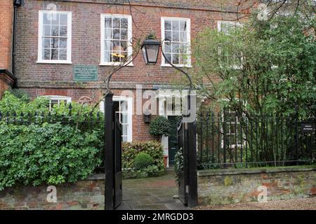 Vista esterna del nuovo edificio in mattoni rossi dell'epoca georgiana di Kate Moss, il top model, situato nell'esclusivo sobborgo di alta classe di Highgate a Londra. Moss, che secondo quanto riferito ha acquistato la proprietà di sette-camera da letto per $$11,9 milione, ripartirà la sede con la figlia di otto anni Lila ed il ragazzo Jamie Hince. Il palazzo storico, che è circondato da affascinanti porte in ferro battuto e alberi ricoperti di muschio, è stato acquistato dopo che Moss ha messo la sua St John's Wood casa in vendita al prezzo di quasi $16 milioni di dollari dopo aver vissuto lì solo per circa due anni. E sembra che Moss e il suo fidanzato musicista hanno vinto Foto Stock