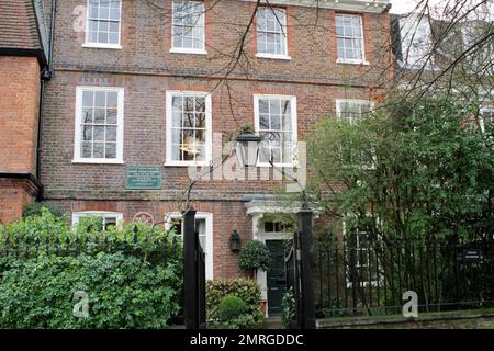 Vista esterna del nuovo edificio in mattoni rossi dell'epoca georgiana di Kate Moss, il top model, situato nell'esclusivo sobborgo di alta classe di Highgate a Londra. Moss, che secondo quanto riferito ha acquistato la proprietà di sette-camera da letto per $$11,9 milione, ripartirà la sede con la figlia di otto anni Lila ed il ragazzo Jamie Hince. Il palazzo storico, che è circondato da affascinanti porte in ferro battuto e alberi ricoperti di muschio, è stato acquistato dopo che Moss ha messo la sua St John's Wood casa in vendita al prezzo di quasi $16 milioni di dollari dopo aver vissuto lì solo per circa due anni. E sembra che Moss e il suo fidanzato musicista hanno vinto Foto Stock