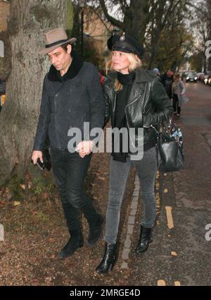 Il supermodel Kate Moss e il marito della rocker Jamie Hince di 'The Kills' sono stati visti camminare di pari passo quando sono arrivati alla loro nuova casa ad Hampstead. È stato riferito che Kate ha pagato circa $$30.000 al beneficio di Haughing Foundation per ascoltare Boy George cantare la sua canzone preferita. Kate si alzò dal suo tavolo e si unì a Boy George nel cantare 'Do you really want to hurt Me', dopo aver gridato i soldi per il privilegio. Londra, Regno Unito. 23rd novembre 2011. Foto Stock