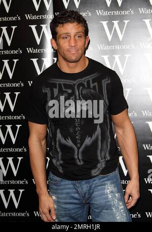 Katie Price (alias Jordan) e il ragazzo Alex Reid partecipano ad un libro che firma a Waterstone's per il nuovo libro di Katie 'Standing out' a Londra, Regno Unito. 11/7/09. . Foto Stock