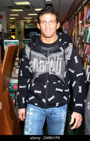 Katie Price (alias Jordan) e il ragazzo Alex Reid partecipano ad un libro che firma a Waterstone's per il nuovo libro di Katie 'Standing out' a Londra, Regno Unito. 11/7/09. Foto Stock