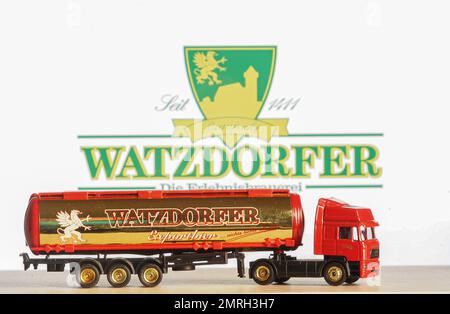 Germania. 01st Feb, 2023. In questa foto, un modello di camion con l'iscrizione Watzdorfer sullo sfondo del logo aziendale sullo schermo del monitor. La birreria tradizionale e specializzata Watzdorfer è attiva dal 1411 a Watzdorf, in Turingia, in Germania. (Foto di Igor Golovniov/SOPA Images/Sipa USA) Credit: Sipa USA/Alamy Live News Foto Stock