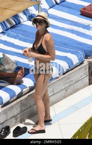 Katy Perry mostra la sua figura in un bikini a corda nera durante una pausa con gli amici e la famiglia in piscina. Miami Beach, Florida. 26th luglio 2012 . Foto Stock