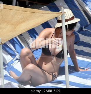Il busty Katy Perry mostra fuori la sua figura in un bikini nero della stringa durante una rottura con gli amici e la famiglia. Miami Beach, Florida. 26th luglio 2012 . Foto Stock