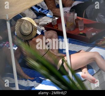 Katy Perry mostra la sua figura in un bikini a corda nera durante una pausa con gli amici e la famiglia alla piscina Miami Beach, FL. 26th luglio 2012 Foto Stock