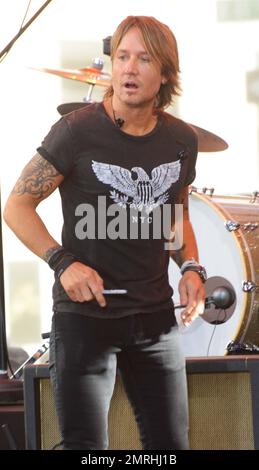 Il musicista Keith Urban si esibisce dal vivo sul palcoscenico del "Today" della NBC al Rockefeller Plaza di New York, New York. Agosto 7, 2015. Foto Stock