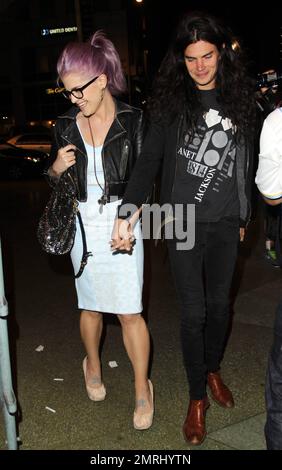 Kelly Osbourne tiene le mani con il ragazzo Matthew Mosshart mentre la coppia arriva al concerto Jack White al Wiltern. Los Angeles, California. 30th maggio 2012. Foto Stock